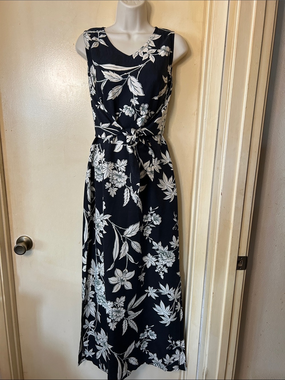 Tommy Bahama Black and White Floral Sleeveless Maxi Dress with Tie Waist size 10